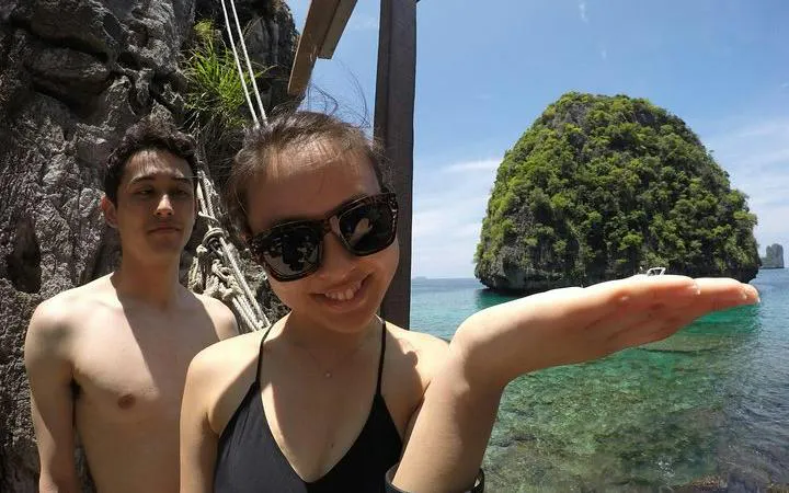 From Phuket: Phi Phi Islands and Maya Bay Day Trip with Lunch and Snorkeling