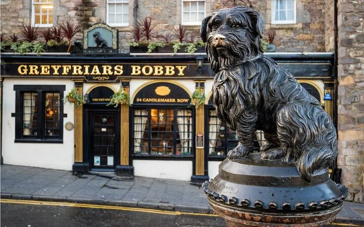 Greyfriars Bobby statue in front of Greyfriars Bobby's Bar, Edinburgh.