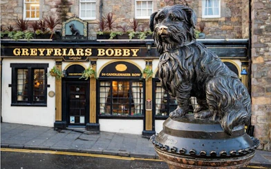 Greyfriars Bobby statue in front of Greyfriars Bobby's Bar, Edinburgh.