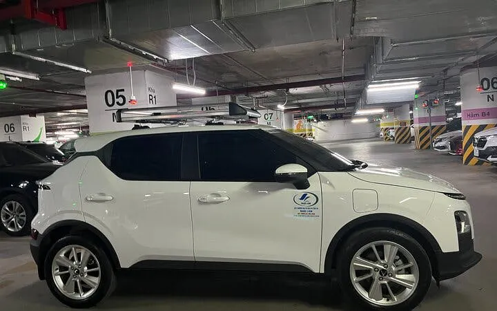 Private transfer vehicle in parking garage for Sapa to Lào Cai Train Station service.