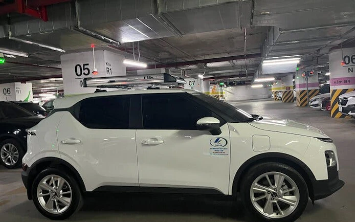 Private transfer vehicle in parking garage for Sapa to Lào Cai Train Station service.