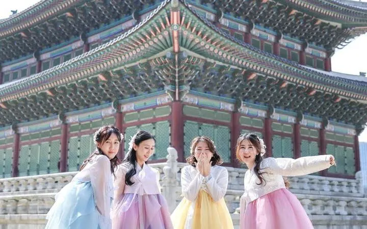 Seoul Private Hanbok Palace Photoshoot with Professional Photography and Edited Images Image 10