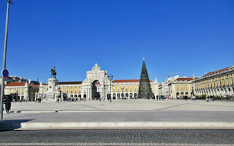 Praça do Comércio with Arco da Rua Augusta and statue, Lisbon Baixa and Chiado walking tour.