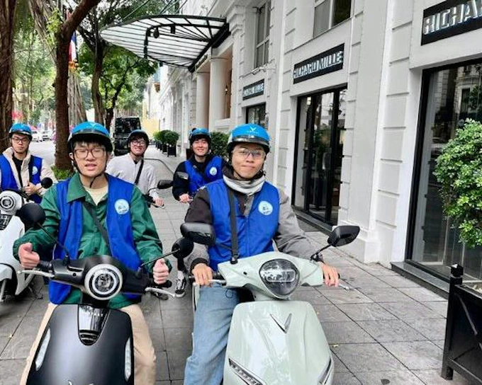 Hanoi E-Scooter City Tour with Street Food and Drinks