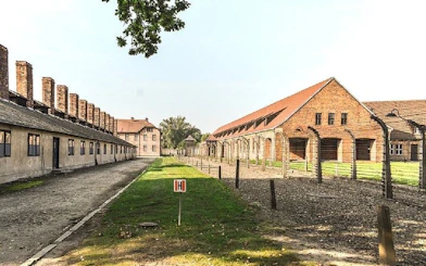 Krakow: Auschwitz-Birkenau Shared English Tour and Transfer