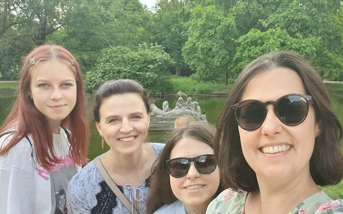 Group enjoying Warsaw's Muranów park during self-guided city exploration game.