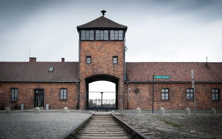 Krakow: Auschwitz-Birkenau Shared English Tour and Transfer