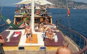 alanya'da öğle yemeği ve ücretsiz alkolsüz i̇çecekler dahil dinlendirici tekne turu-3