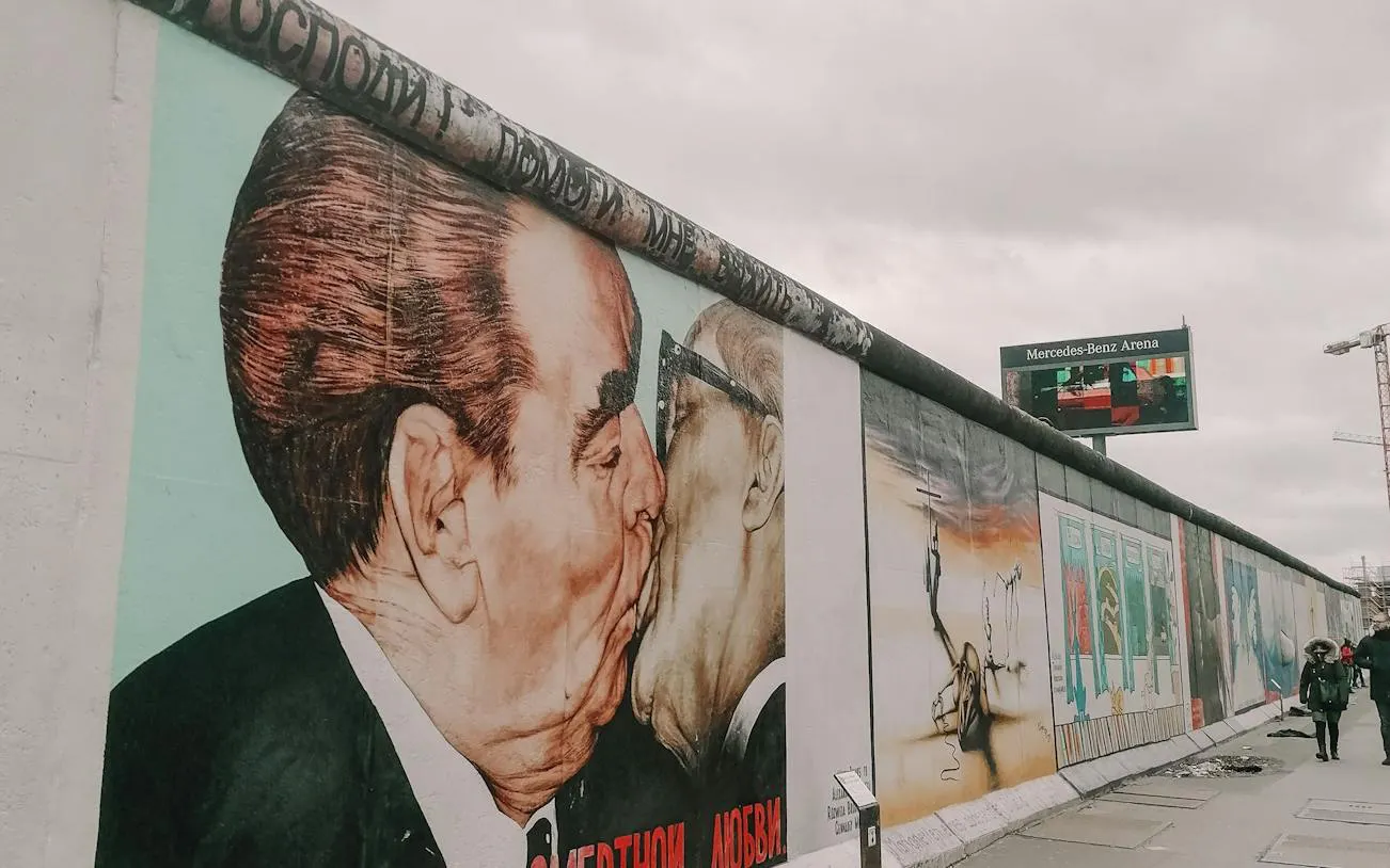 East Side Gallery Self-Guided Audio Walk: Berlin Wall Murals, The Kiss and Oberbaum Bridge