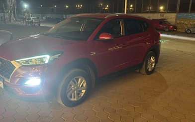 Red SUV for Cairo and Giza airport or hotel transfer at night.