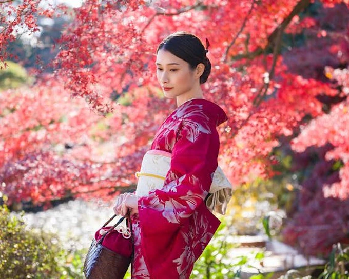 Premium Silk Kimono Rental and Dressing at Shinjuku Gyoen National Garden (Product 49950)