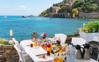 alanya'da sahil restoranında deniz kenarında akşam yemeği deneyimi-2