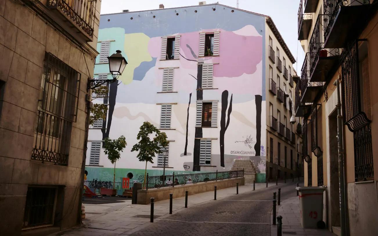 Madrid El Rastro and Lavapiés Self-Guided Audio Walk: Flea Market, Corrala and Tobacco Factory