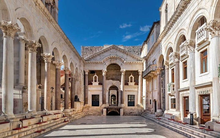 privat guidet dagsudflugt til trogir med afgang fra krydstogthavnen i split-1