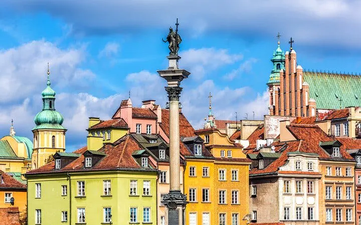 Colorful buildings and Sigismund's Column in Warsaw Old Town, Poland.