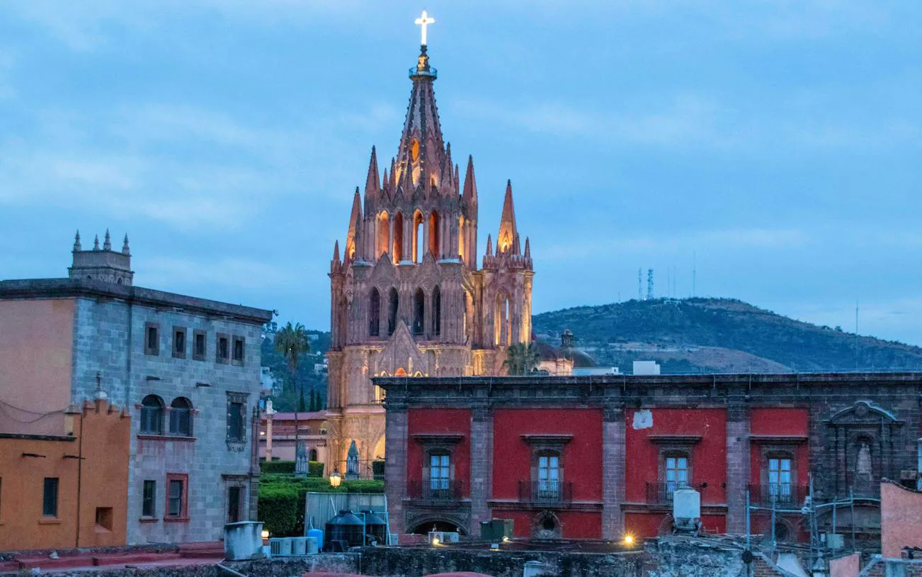 San Miguel de Allende's Parroquia de San Miguel Arcángel at dusk, Mexico.
