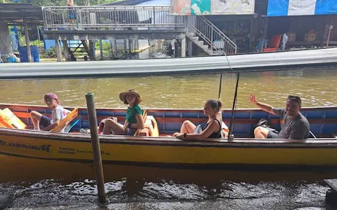 visita privada al mercado del ferrocarril de maeklong, al mercado flotante de damnoen saduak y al templo del dragón, con viaje en tren y en barco de cola larga-1