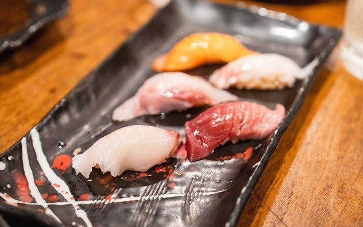 ein preisgekrönter abend in einer izakaya – bar-hopping in shibuya wie ein -1