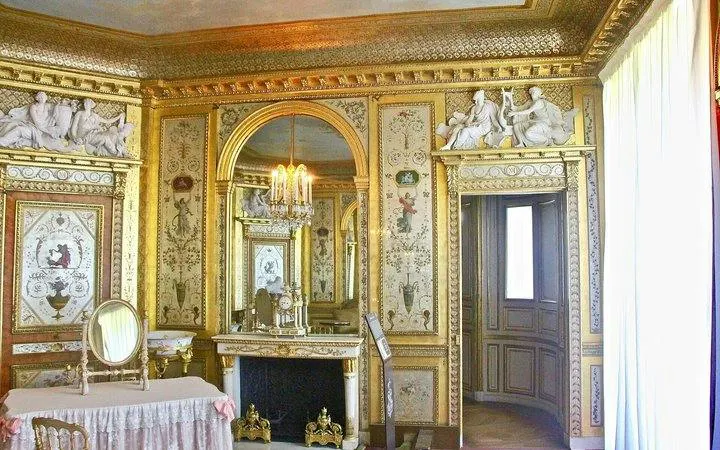 From Paris Château de Fontainebleau and Gardens Guided Day Trip