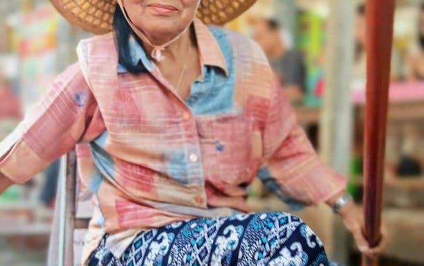 bangkok: floating market, maeklong train market & dragon tem-3