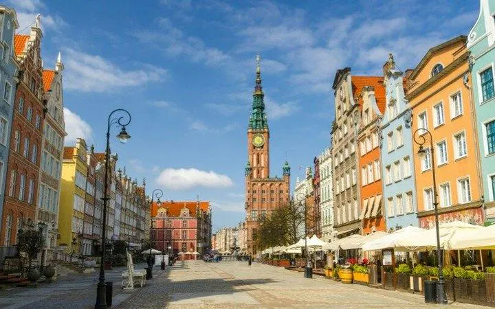 Long Market street with colorful buildings and Gdansk Town Hall on a self-guided audio walking tour in Gdansk.