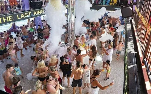 Pirate-themed boat party with foam and dancing on the GONSTER Deluxe trip from Kemer.