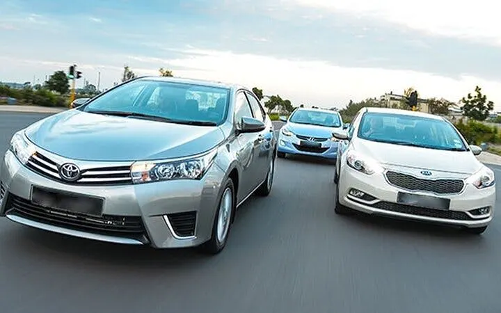 Cars on a road for personalized airport transfer service in Hurghada.