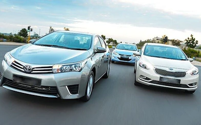 Cars on a road for personalized airport transfer service in Hurghada.