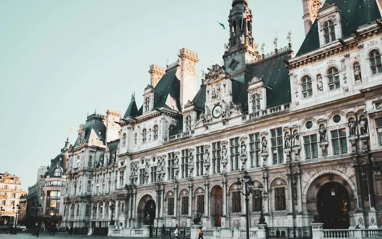 Le Marais Self-Guided Audio Walking Tour: Place des Vosges, Hôtel de Sully and Rue des Rosiers
