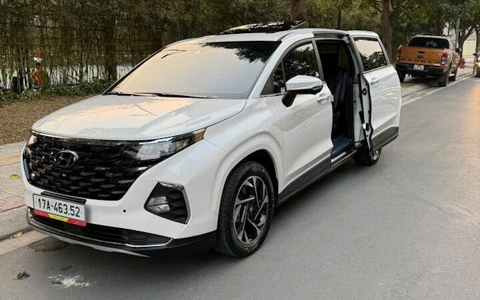 White minivan for private transfer from Sapa Hotel to Mai Châu accommodation.