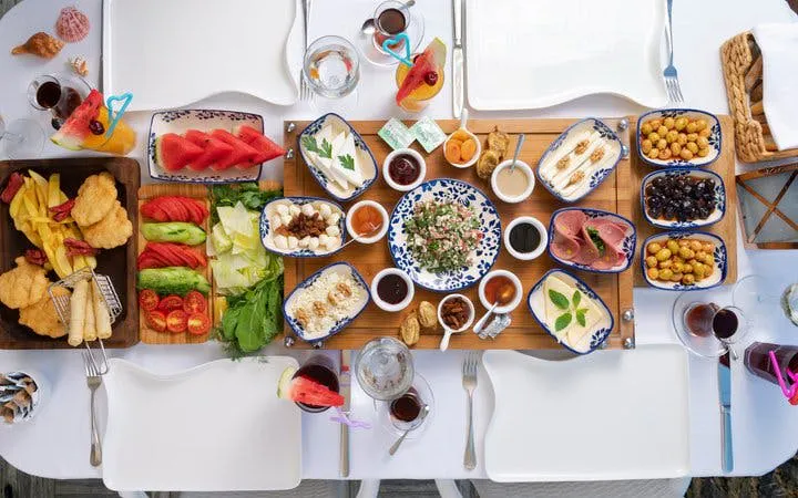 middagsopplevelse ved sjøen i alanya på en strandrestaurant-7