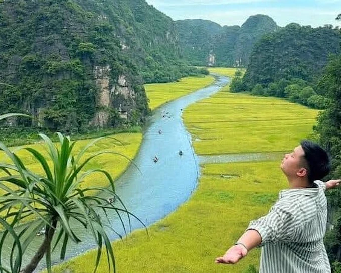Ninh Binh Day Tour: Hoa Lu, Tam Coc or Trang An Boat Ride, Mua Cave, Lunch, and Transfers from Hanoi