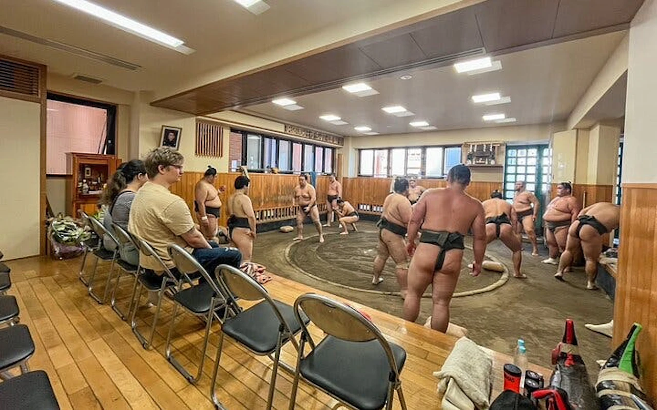 Visite guidée de l'entraînement matinal de sumo à Tokyo avec place au bord du ring + séance photo — 4