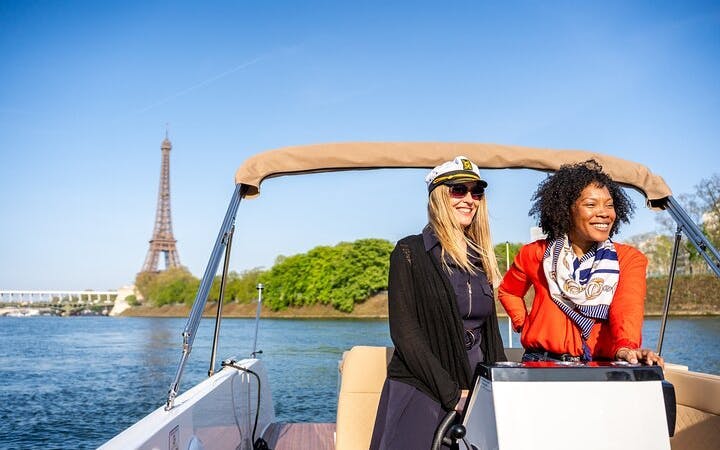 privat bådtur i paris for 2–6 personer med rosé og macarons-4