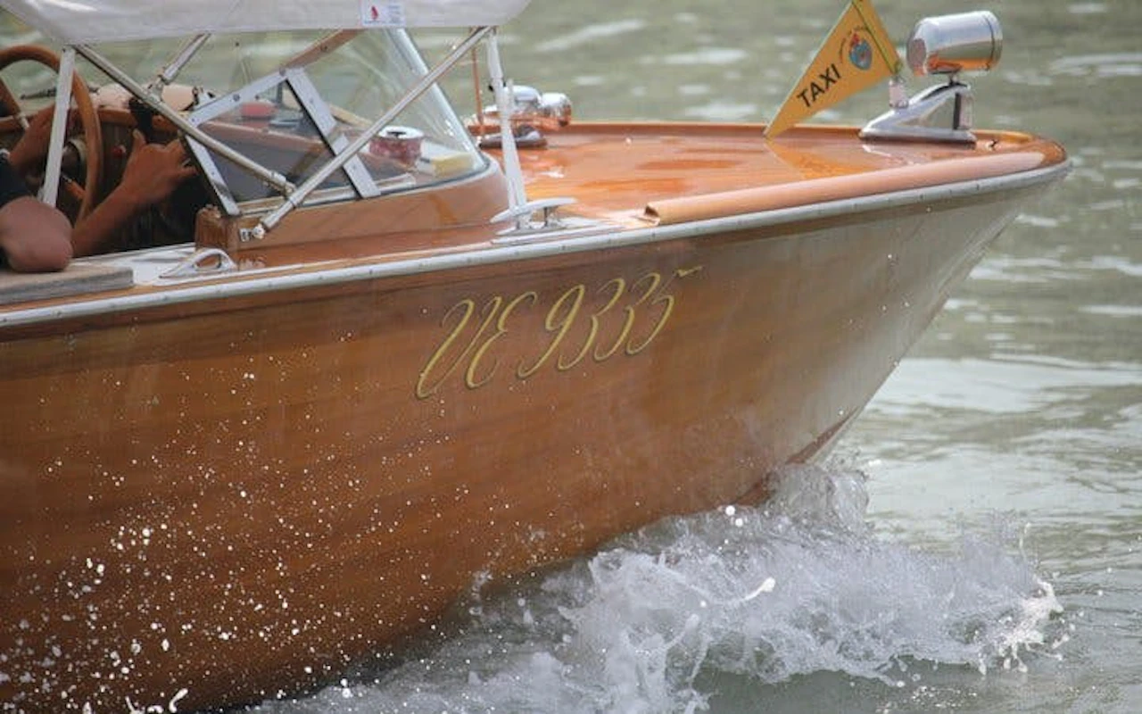 Murano Glass Factory Tour with Round-Trip Water Taxi and Live Glassblowing Demonstration — 2