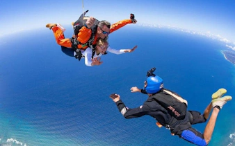 antalya'da akdeniz üzerinde tandem paraşütle atlama-1