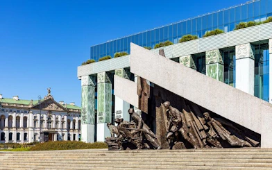 Warsaw Uprising Monument with Supreme Court building in Muranów district.