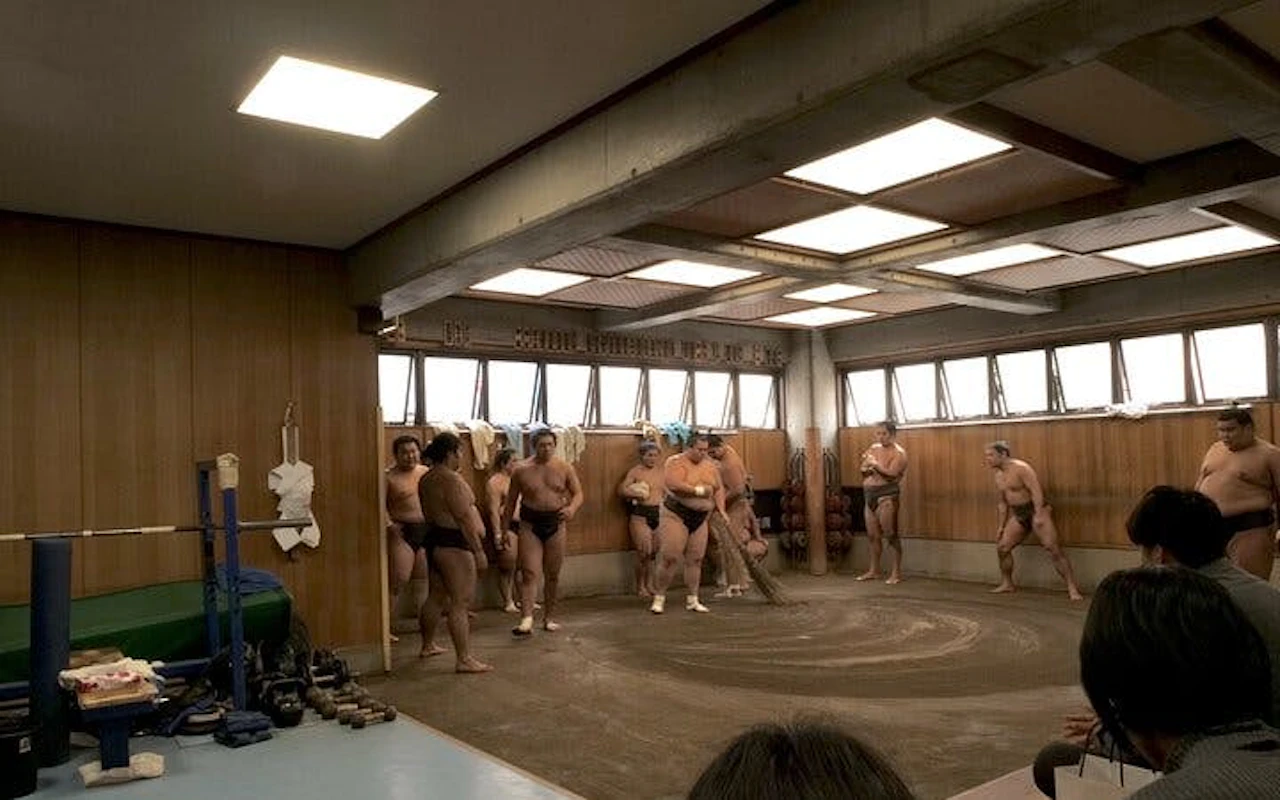 Visite guidée de l'entraînement matinal de sumo à Tokyo avec place au bord du ring + séance photo