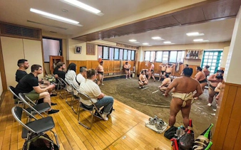 tur på sumo-morgenøvelsen i tokyo med plass ved ringen + fotomulighet-5