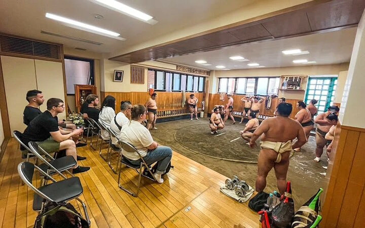 Visite guidée de l'entraînement matinal de sumo à Tokyo avec place au bord du ring + séance photo — 5