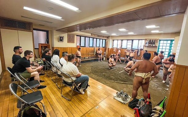 visite guidée de l'entraînement matinal de sumo à tokyo avec place au bord du ring + séance photo-5