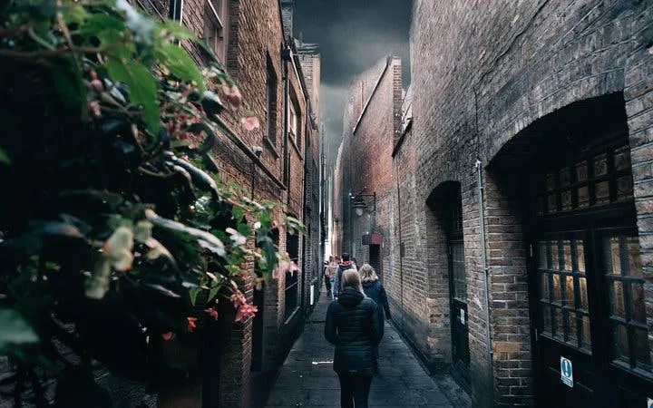 Harry Potter Filming Locations Guided Walking Tour with Themed Games, Quizzes, and Reenactments Image 10