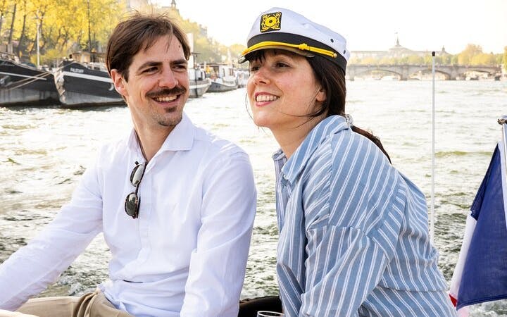 privat bådtur i paris for 2–6 personer med rosé og macarons-1