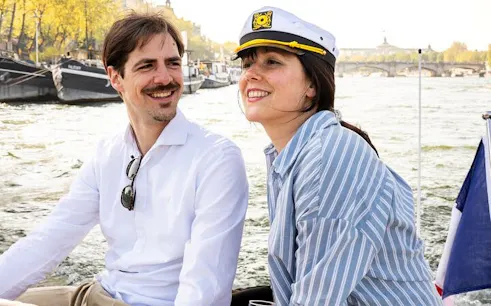2-6 pax private boat tour in paris with rosé and macarons-1