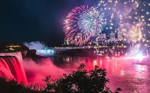 tour nocturno a pie por las cataratas del niágara (ee. uu.) con vistas iluminadas y fuegos artificiales de temporada-1