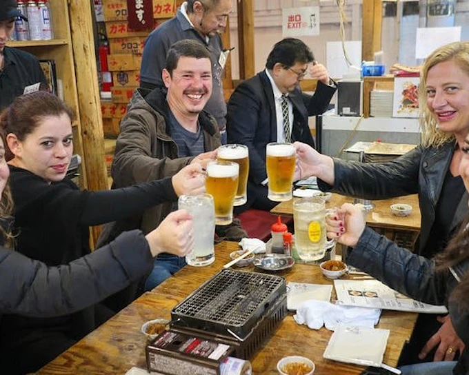 Tokyo Bar Hopping Tour in Shinjuku (All-You-Can-Drink + Dinn