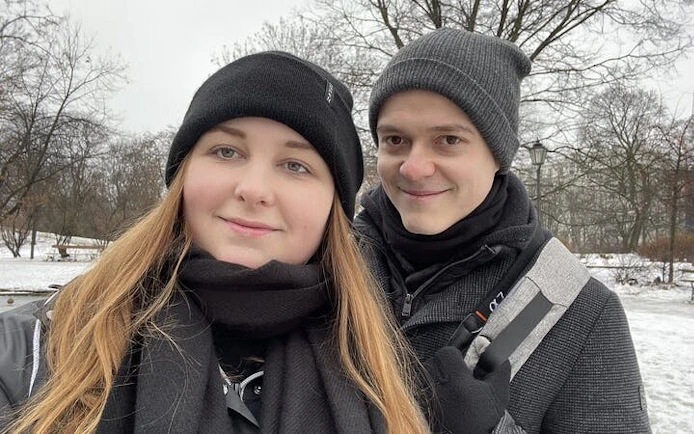Couple exploring snowy park during Warsaw's Muranów self-guided city game.