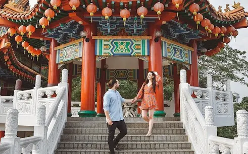 Couple exploring Thean Hou Temple in Kuala Lumpur during Batu Caves tour.