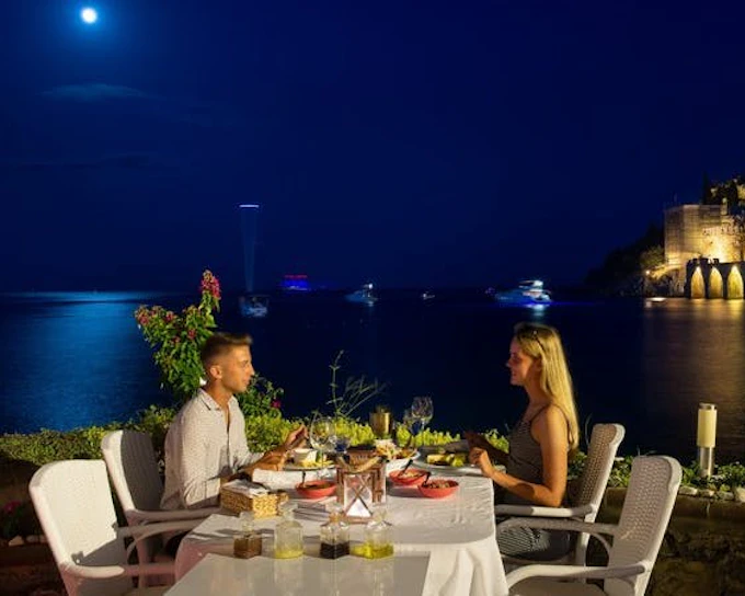 Alanya Seafront Dinner Experience at a Beachside Restaurant