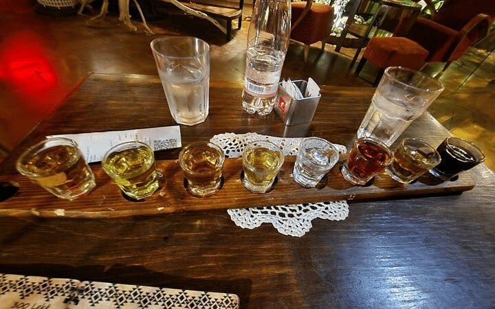 raki-smaking i tirana med tilhørende albanske meze, ledet av en raki-ekspert-4